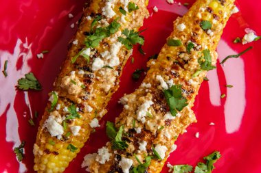 Meksika sokak mısırı elote olarak da bilinir acı biberli mayonez ve cotija peyniri ile servis edilir.