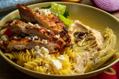 Yunan Ortadoğu tavuğu shawarma ve peynirli humus makarna salatası