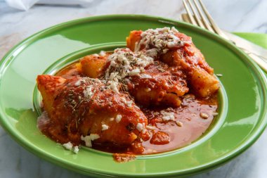 İtalyan dolgulu konchiglioni kabuklu makarna marinara sosunda pişirildi.