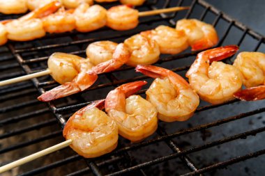 Izgarada kömür üstünde sulu burbon karides kebabı.