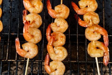 Izgarada kömür üstünde sulu burbon karides kebabı.
