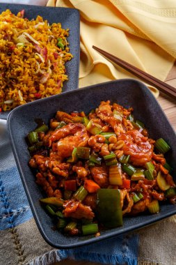 Çin kung pao tavuğu ve fıstık ve yanında kızarmış domuz pirinci.