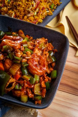 Çin kung pao tavuğu ve fıstık ve yanında kızarmış domuz pirinci.