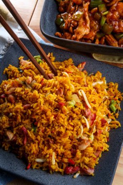 Çin kung pao tavuğu ve fıstık ve yanında kızarmış domuz pirinci.