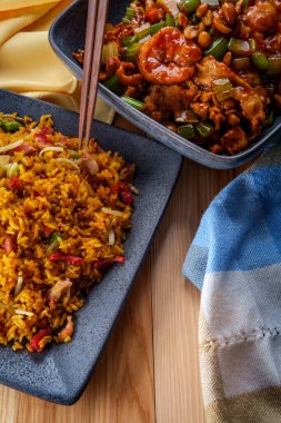 Çin kung pao tavuğu ve fıstık ve yanında kızarmış domuz pirinci.