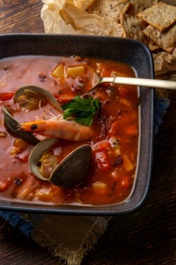 Kafadan karidesli taze Manhattan Midye Çorbası