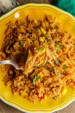 Meksika usulü vejetaryen baharatlı İspanyol pirinci, dolma biberli mısır ve kişniş.