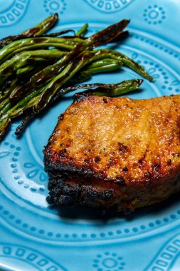 Baharatlı ızgara domuz pirzolası ve yeşil fasulye.