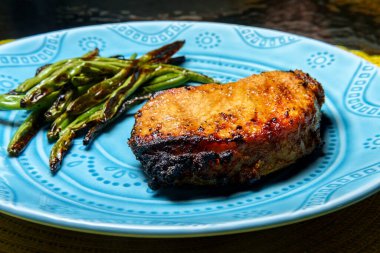 Baharatlı ızgara domuz pirzolası ve yeşil fasulye.