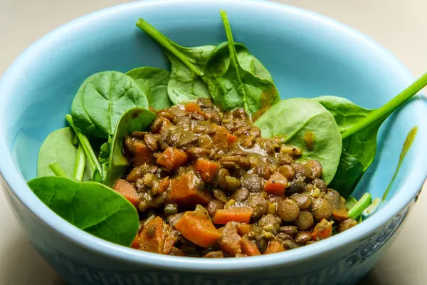 Insalata Lenticchie Curry Con Carote Spinaci Ciotola Blu — Foto Stock