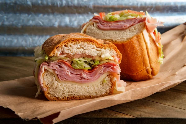 Italiaanse Sub Sandwich Met Provolone Kaas Ham Prosciuttini Cappacuolo Salami — Stockfoto