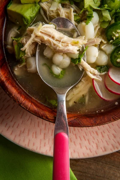 墨西哥Pozole Verde鸡和带有各种新鲜蔬菜配饰的纯正炖菜 — 图库照片