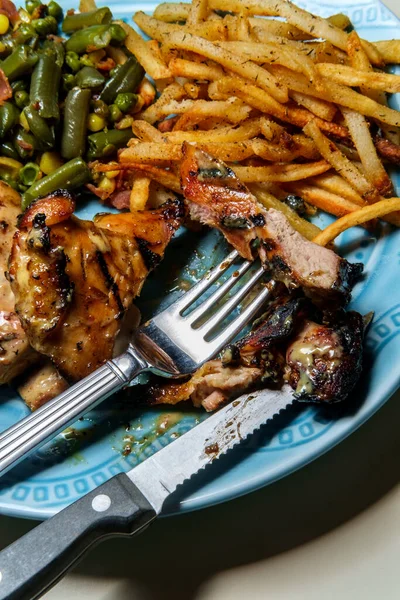 Miel Mostaza Pollo Parrilla Muslo Cena Servida Con Patatas Fritas —  Fotos de Stock