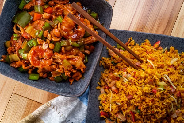 Takeout Cinese Kung Pao Pollo Gamberetti Con Arachidi Contorno Maiale — Foto Stock