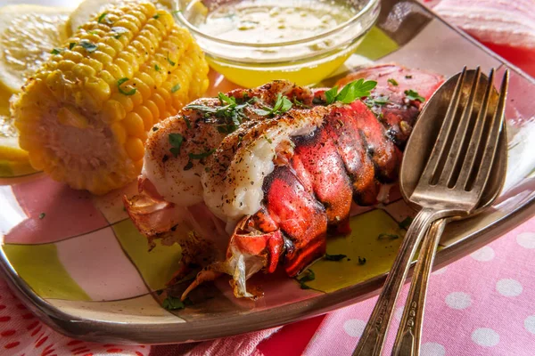 意大利海鲜烤龙虾尾配玉米和融化的黄油 — 图库照片
