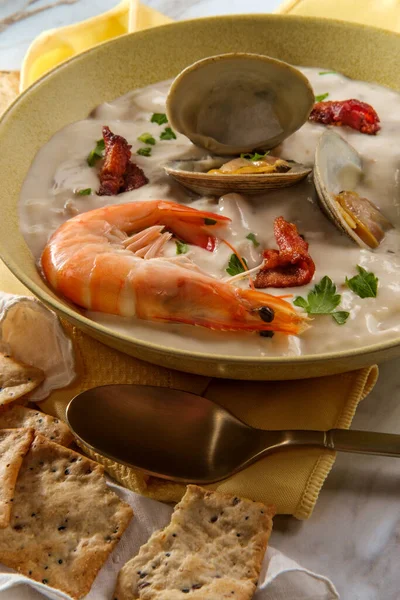 Fresh Hot New England Clam Chowder Soup Whole Shrimp Crackers — Stock Photo, Image