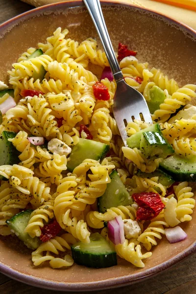 Insalata Vegetariana Pasta Fusilli Con Pomodori Secchi Cetriolo Cipolla Rossa — Foto Stock