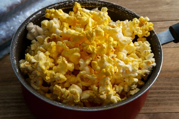 Domácí Divadelní Popcorn Máslem Dřevěné Míse Filmovou Noc — Stock fotografie