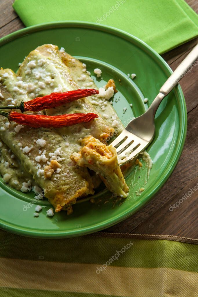 Enchiladas mexicanas con salsa de chile poblano cremoso y queso fresco 2022