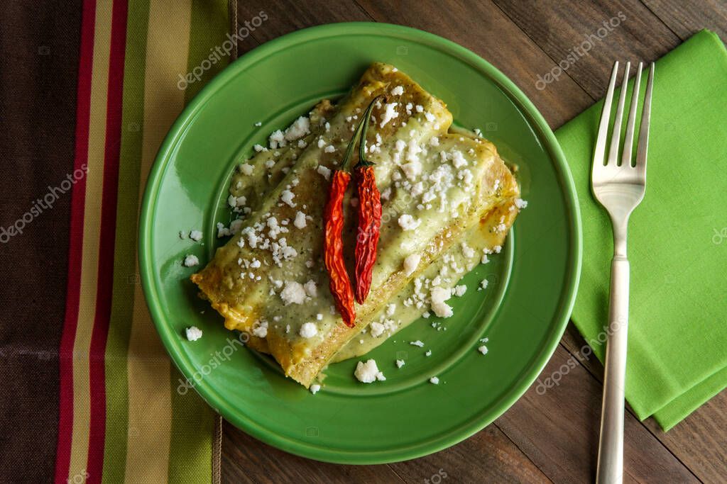 Enchiladas mexicanas con salsa de chile poblano cremoso y queso fresco 2022