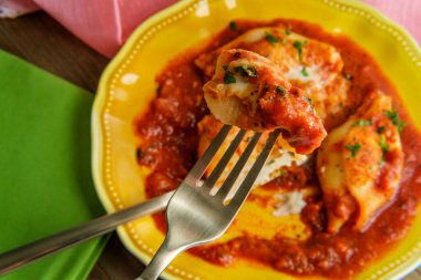 İtalyan dolgulu konchiglioni kabuklu makarna marinara sosunda pişirildi.