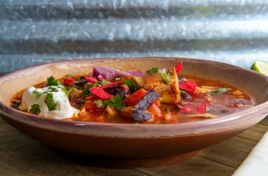 Meksika tavuklu taco çorbası, siyah fasulye ve yabani pirinç.