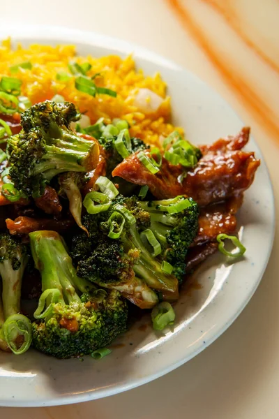 Carne China Con Brócoli Servida Con Arroz Frito Amarillo —  Fotos de Stock