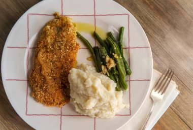 Patates püresi ve yeşil fasulyeli kızarmış tavuk pirzolası.