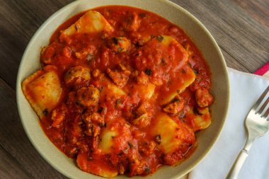 İtalyan votka soslu peynirli ravioli.