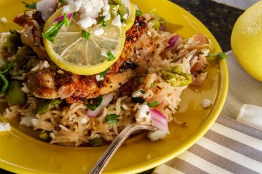 Yunan derisi, çıtır tavuk butları, pilav ve peynirli kastelvetrano zeytinleri.