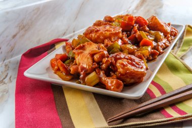 Çin tavuğu ve sotelenmiş karışık sebzeli jumbo karides.