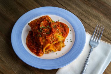 Glütensiz doldurulmuş ricotta peynirli lazanya.