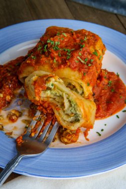 Glütensiz doldurulmuş ricotta peynirli lazanya.