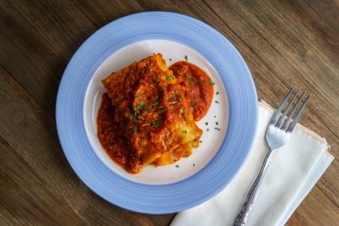 Glütensiz doldurulmuş ricotta peynirli lazanya.