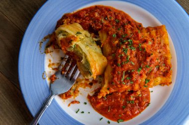 Glütensiz doldurulmuş ricotta peynirli lazanya.