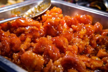 Çin yemeği büfesi. Yiyebildiğiniz kadar susamlı tavuk yiyin.