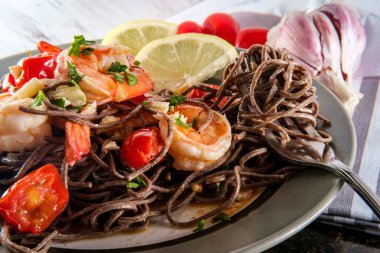İtalyan karidesi Gamberoni Aglio ve Olio, siyah makarna ve kiraz domatesli.