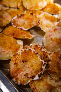 Yemek servisinde ya da açık büfe sunucu tepsisinde peynirli midyeler