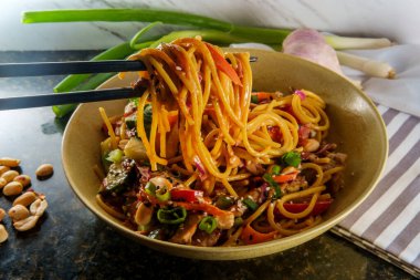 Baharatlı Tayland tavuğu fıstık ezmeli lo mein noodle smokin susam tohumlu