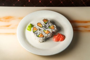 Zencefil ve wasabi turşulu Japon ton balığı suşisi.