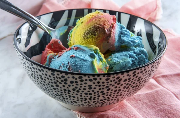 Gelato Tricolor Superman Ciotola Strisce Zebrate Con Vaniglia Luna Blu — Foto Stock