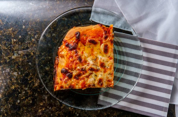 Obe Scheibe Sizilianische Dicke Kruste Einfache Pizza Mit Knusprigem Käse — Stockfoto
