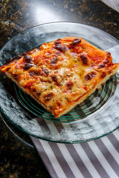 Obe Skiva Siciliansk Tjock Skorpa Vanlig Pizza Med Krispig Ost — Stockfoto