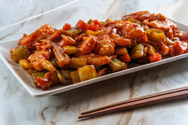 用调味的混合蔬菜把中国鸡肉和大虾外卖 — 图库照片