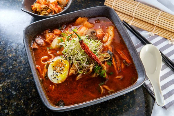 Ramen Kimchi Coreano Adornado Con Cebolletas Champiñones Huevo Hervido Con — Foto de Stock