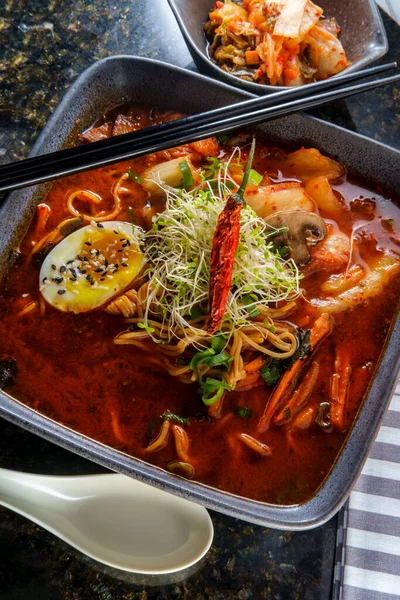 Korejský Kimchi Ramen Zdobený Houbami Vajíčkem Černými Bílými Sezamovými Semínky — Stock fotografie