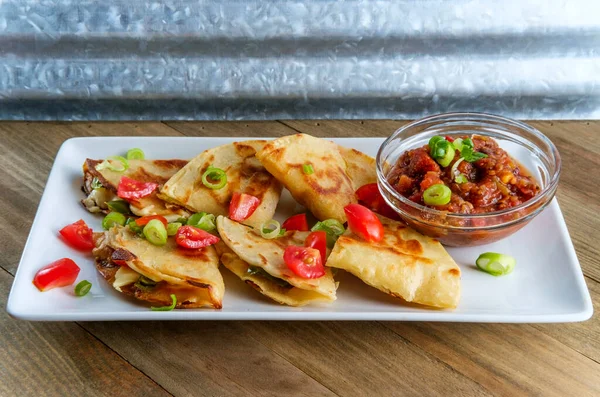 Quesadillas Queijo Macaco Pimenta Mexicana Vegetariana Com Salsa Feijão Preto — Fotografia de Stock