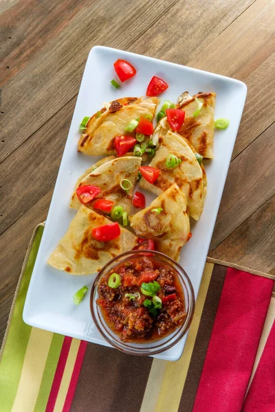 Quesadillas Queijo Macaco Pimenta Mexicana Vegetariana Com Salsa Feijão Preto — Fotografia de Stock