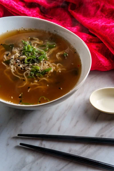 Soupe Japonaise Nouilles Miso Ramen Aux Graines Sésame Tuxedo Oignons — Photo