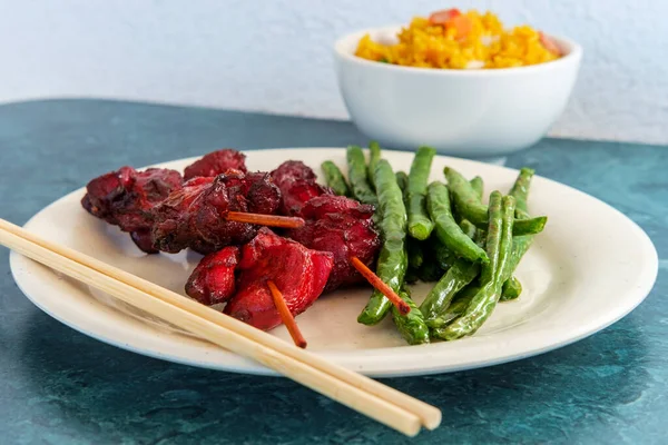中国烧烤备用肋条和大蒜青豆与一碗猪肉炒饭 — 图库照片